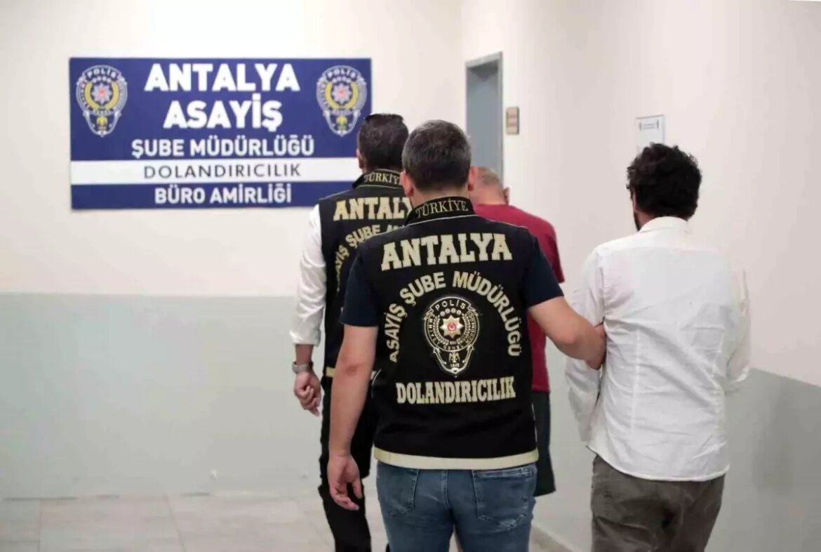 antalyada-kuyumcuya-duzmece-altin-satisi-2-gozalti-hrXWgZIZ.jpg