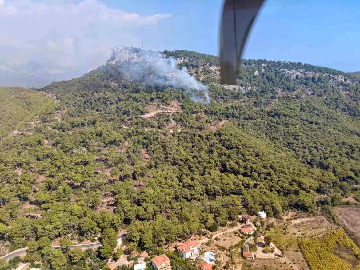antalyada-orman-yanginina-havadan-ve-karadan-mudahale-Mvxr6A9e.jpg