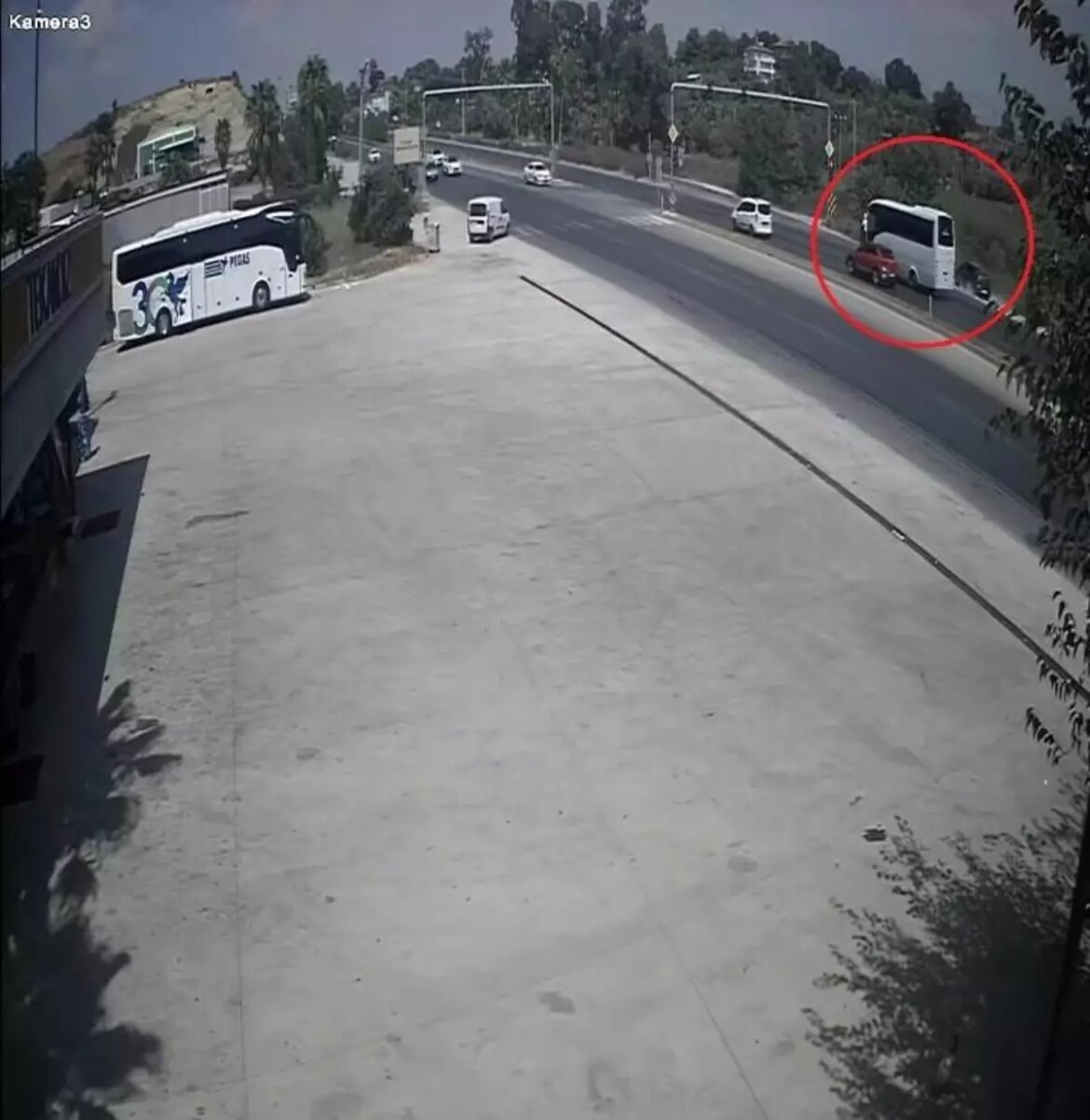 antalyada-sarampole-inerek-kaza-atlatan-sofor-kamerada-hRibuuzy.jpg