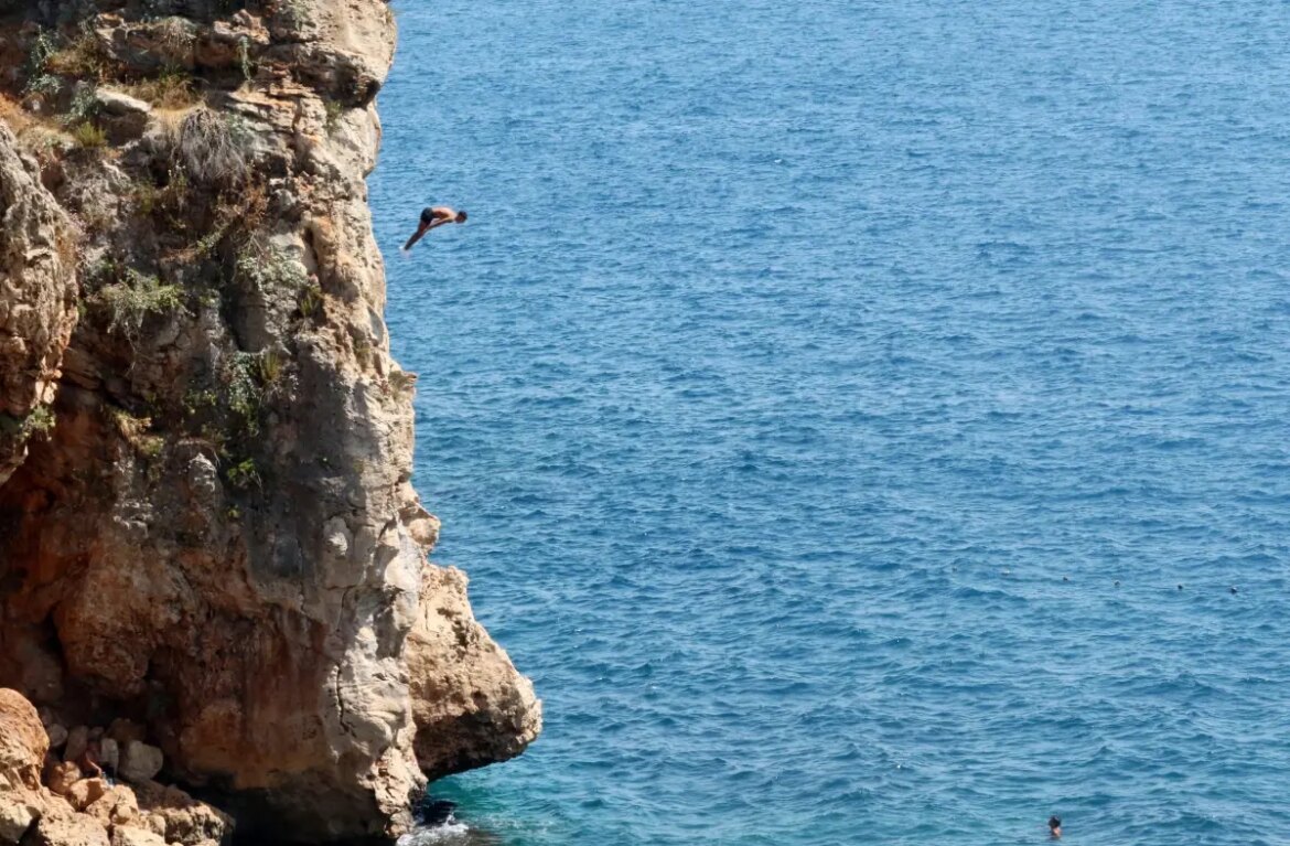 antalyada-sicak-hava-ve-tehlikeli-falez-atlayislari-yfd7XLEu.jpg