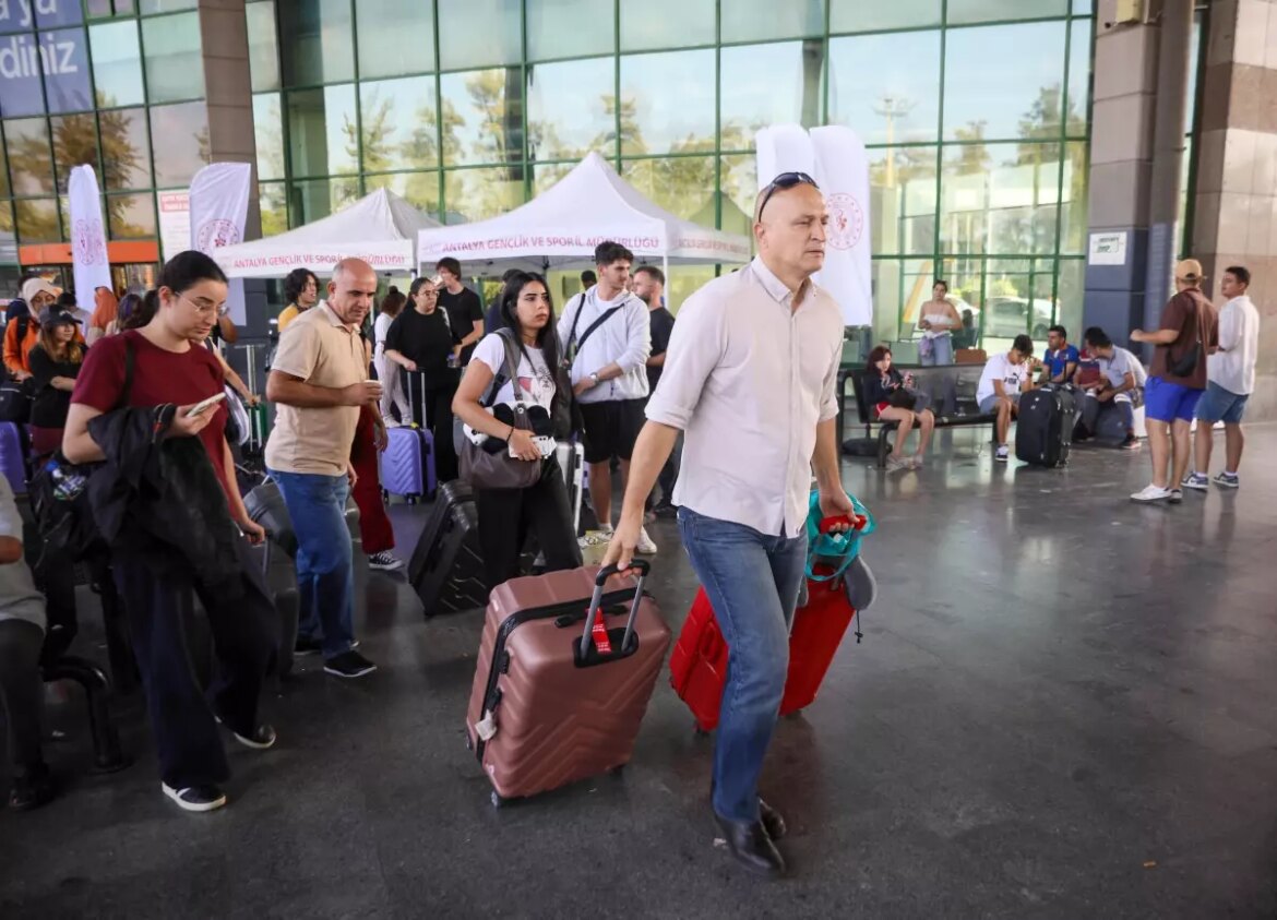 antalyada-universite-ogrencilerine-karsilama-hizmeti-VVsBg9OQ.jpg