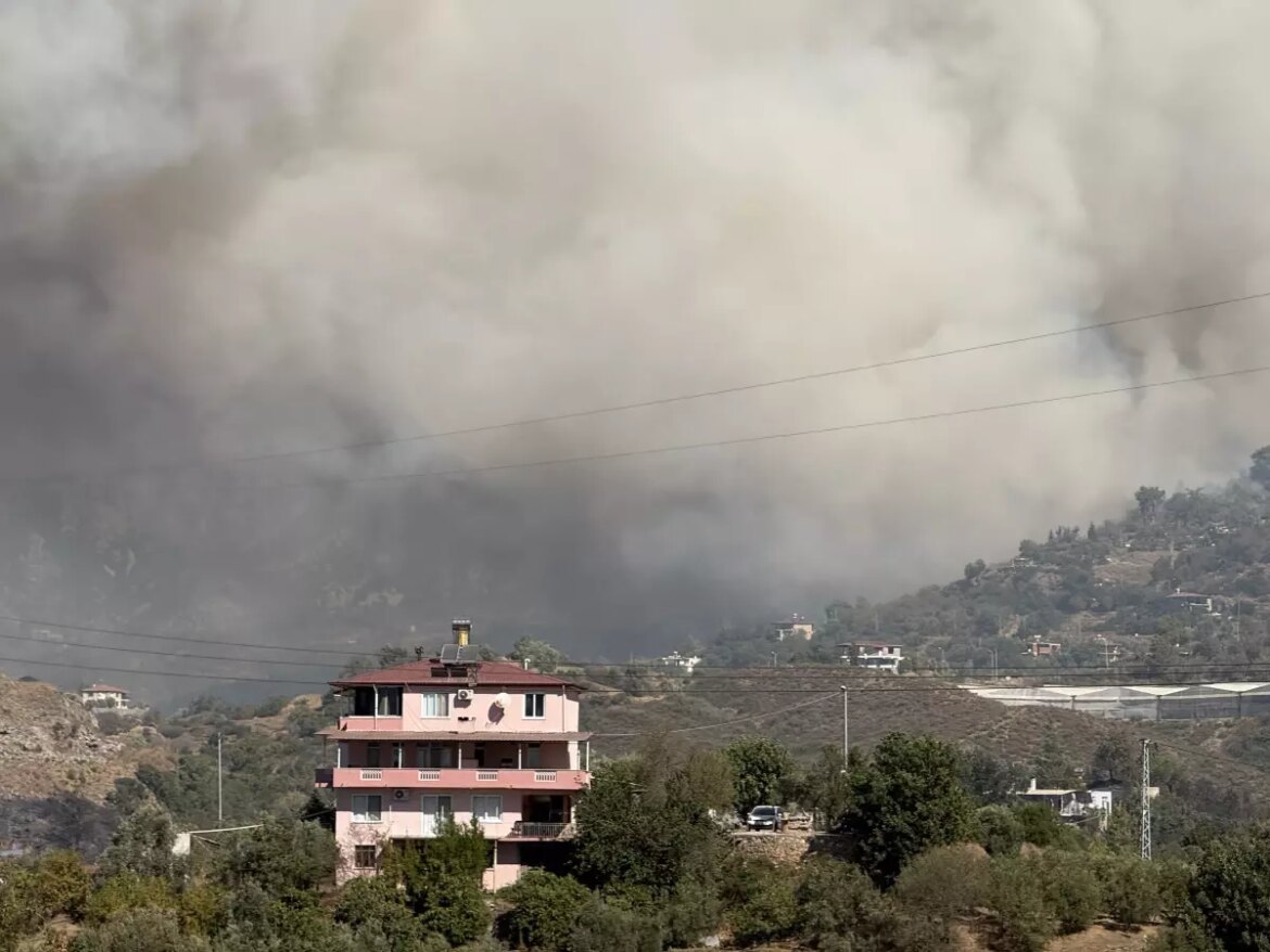 antalyada-yangin-3-mahalleye-daha-sicradi-u16w7YQy.jpg