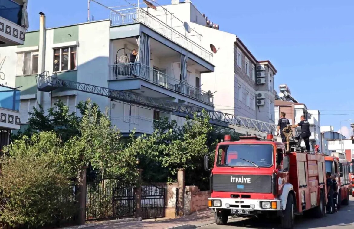 antalyada-yangin-itfaiye-takimlari-mudahale-etti-Ih4lZHhG.jpg