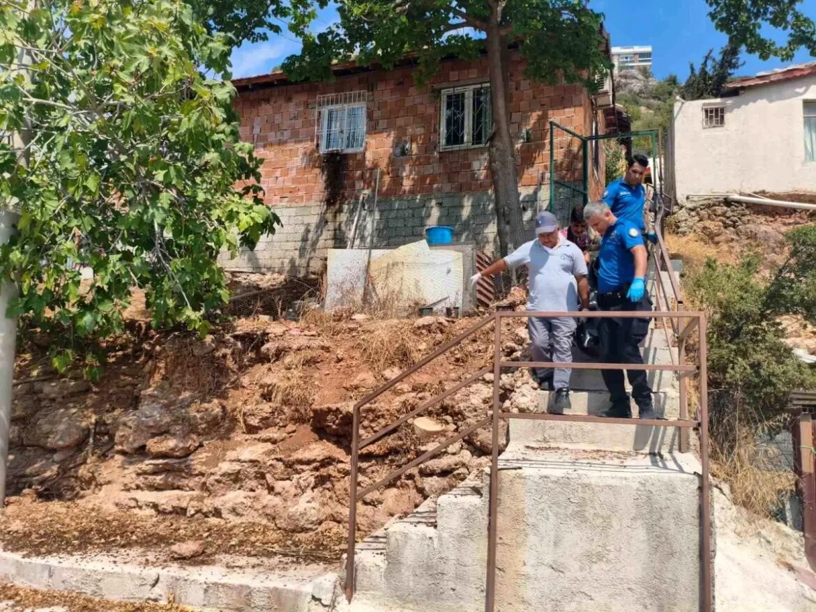 antalyada-yasli-adam-merdivende-meyyit-bulundu-rW4bK5SR.jpg