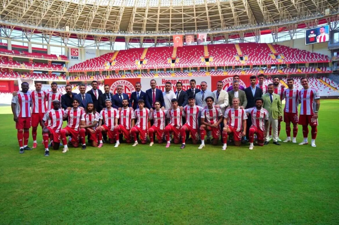 antalyaspor-yeni-transferlerini-ve-genc-yeteneklerini-taraftarina-tanitti-6bjhGd2W.jpg