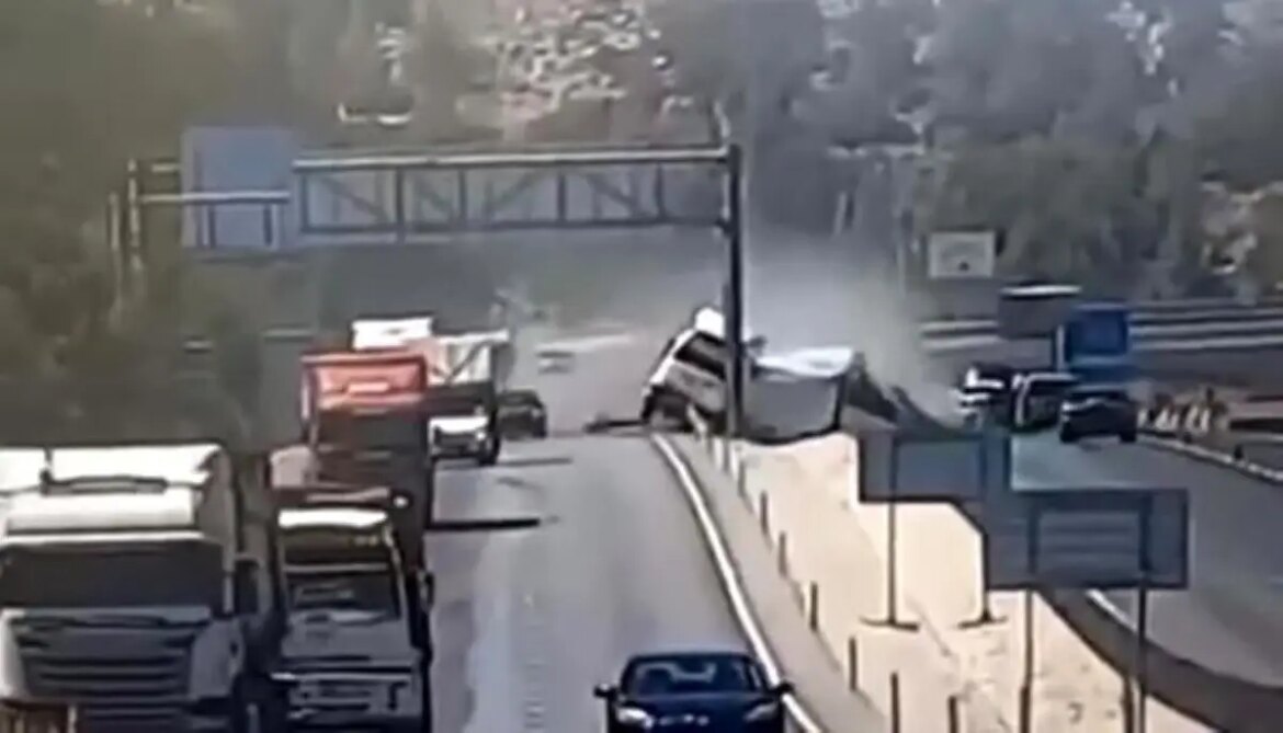 dosemealtinda-feci-trafik-kazasi-tir-soforu-hayatini-kaybetti-JapZz3UH.jpg