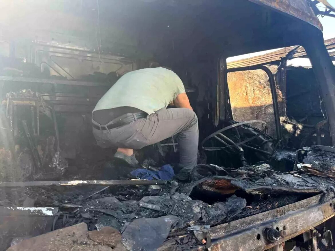 izmirde-tir-garajinda-yangin-32-bin-tl-emanet-para-yandi-k8cxmvpq.jpg