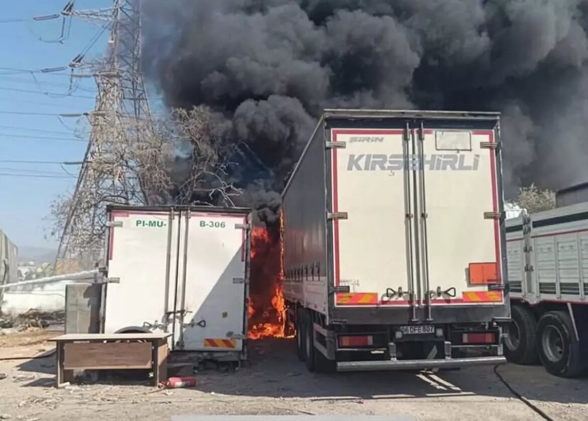 izmirde-tir-garajinda-yangin-cikti-tLPPONIr.jpg