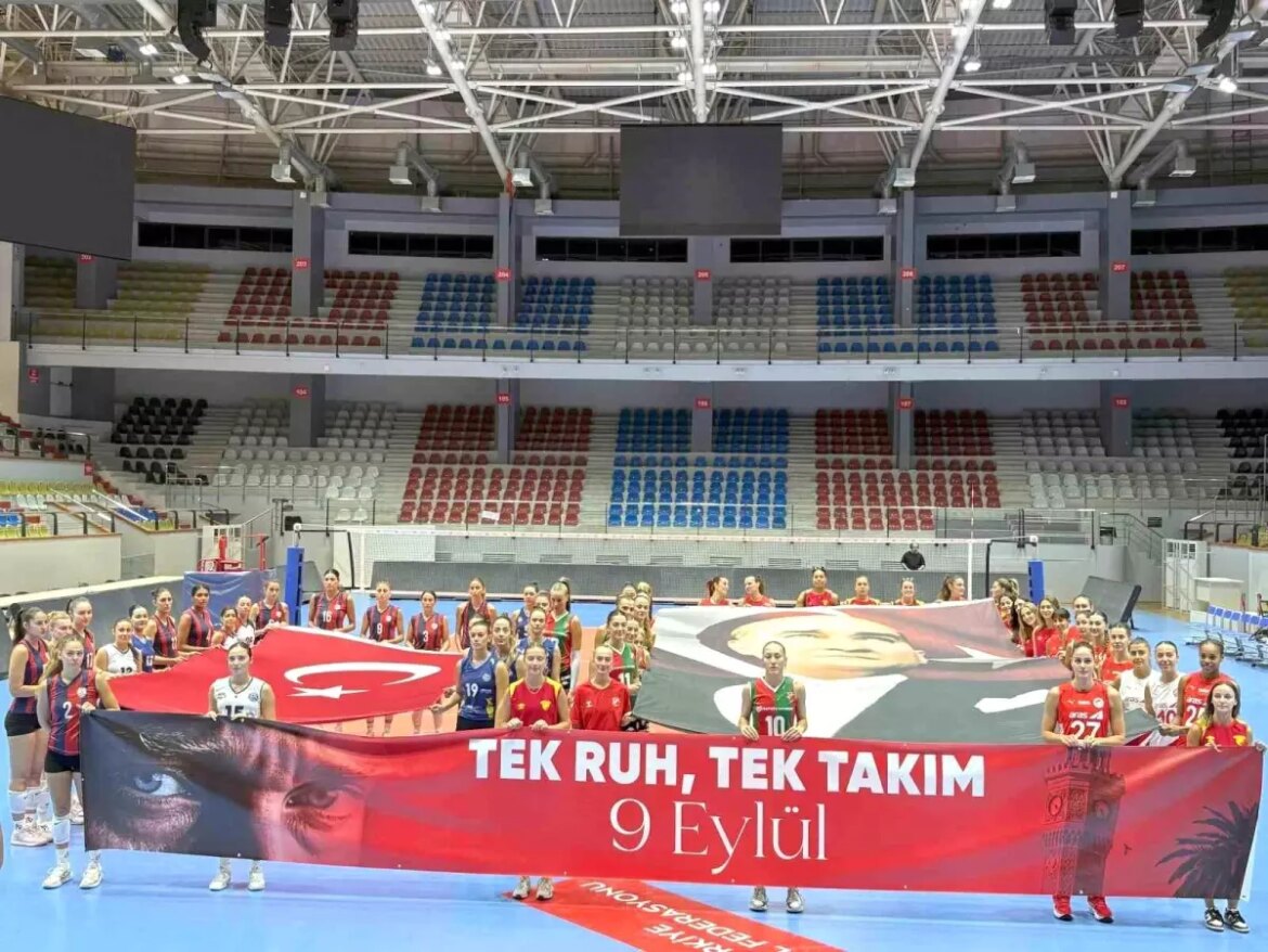 izmirin-kurtulusu-103-yildonumunde-bayan-voleybol-ekipleriyle-kutlandi-jmkRhB64.jpg