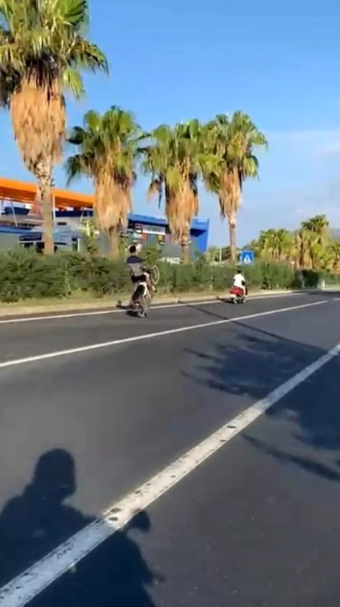 kasksiz-motosiklet-soforu-d-400-karayolunda-tek-teker-gosterisi-yapti-kpXWUysO.jpg