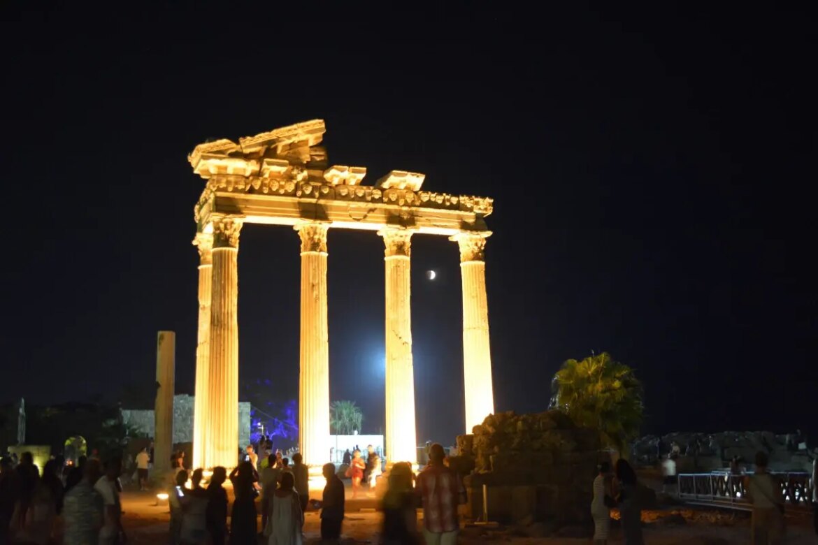 turistler-apollon-tapinaginda-kanli-ay-tutulmasini-izledi-JqcwNbYi.jpg