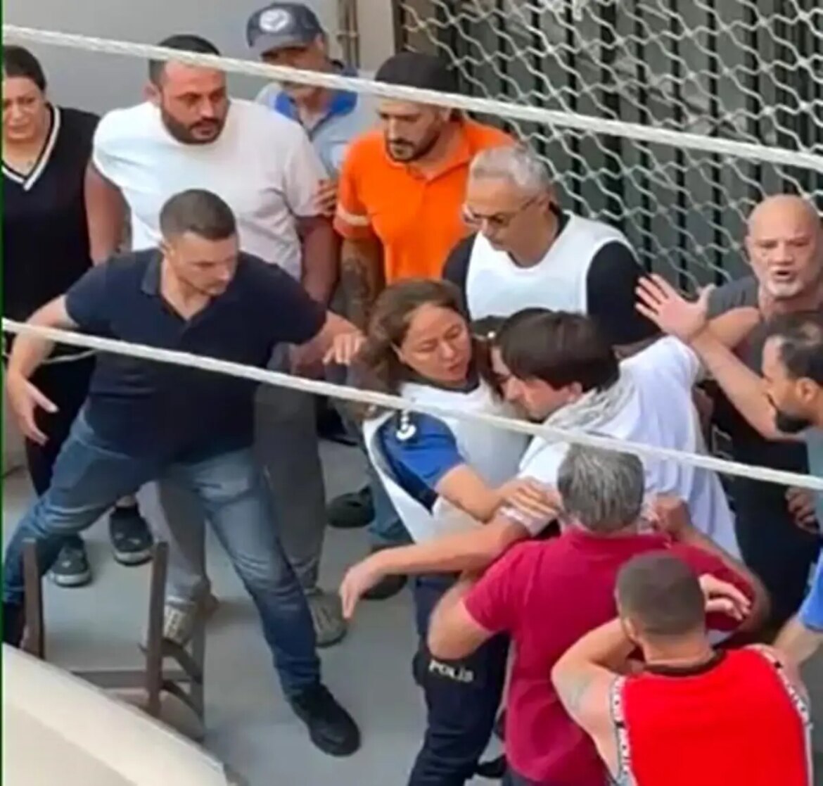 vatandaslar-saldirgani-linc-etmek-istedi-polis-engelledi-LjJevEr4.jpg
